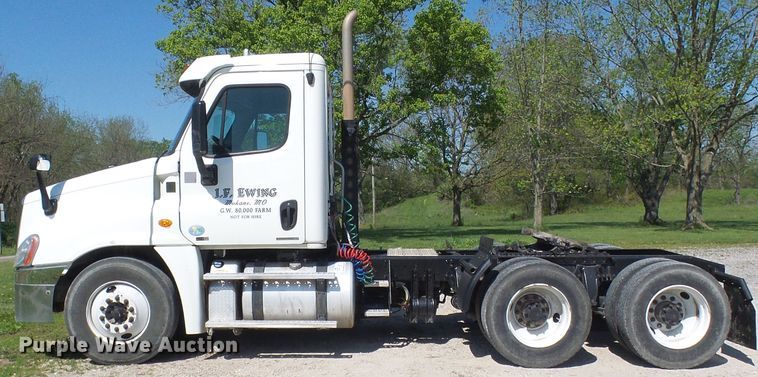 image for item DM2996 2012 Freightliner Cascadia 125  semi truck