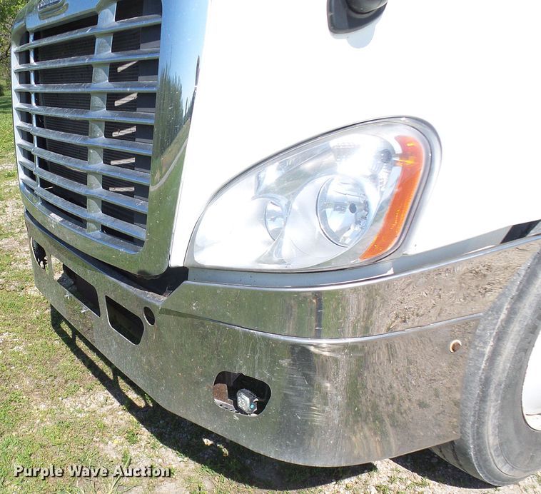 image for item DM2996 2012 Freightliner Cascadia 125  semi truck