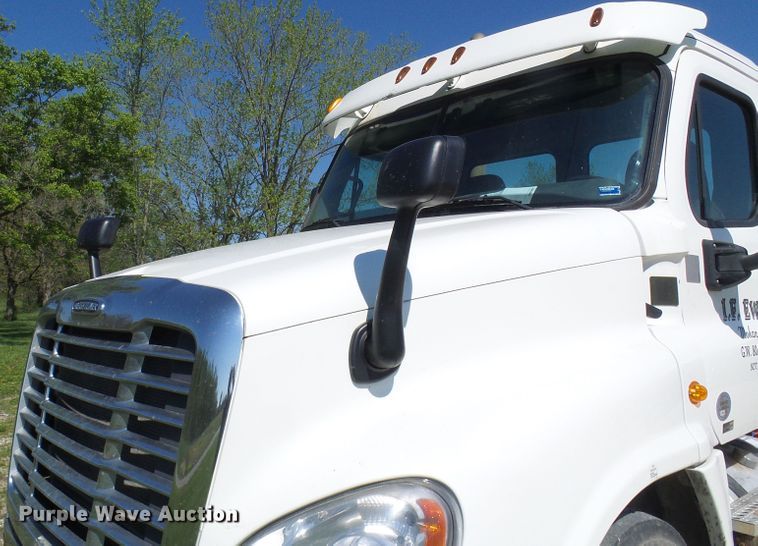 image for item DM2996 2012 Freightliner Cascadia 125  semi truck