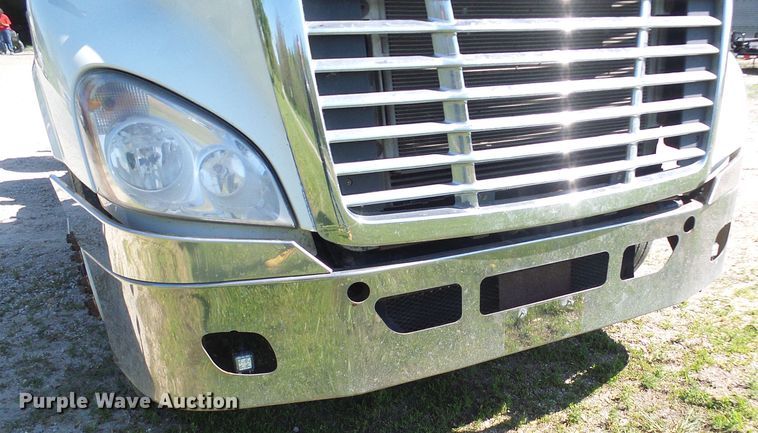 image for item DM2996 2012 Freightliner Cascadia 125  semi truck