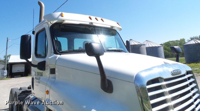 image for item DM2996 2012 Freightliner Cascadia 125  semi truck