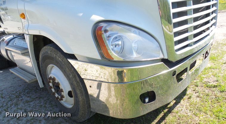image for item DM2996 2012 Freightliner Cascadia 125  semi truck