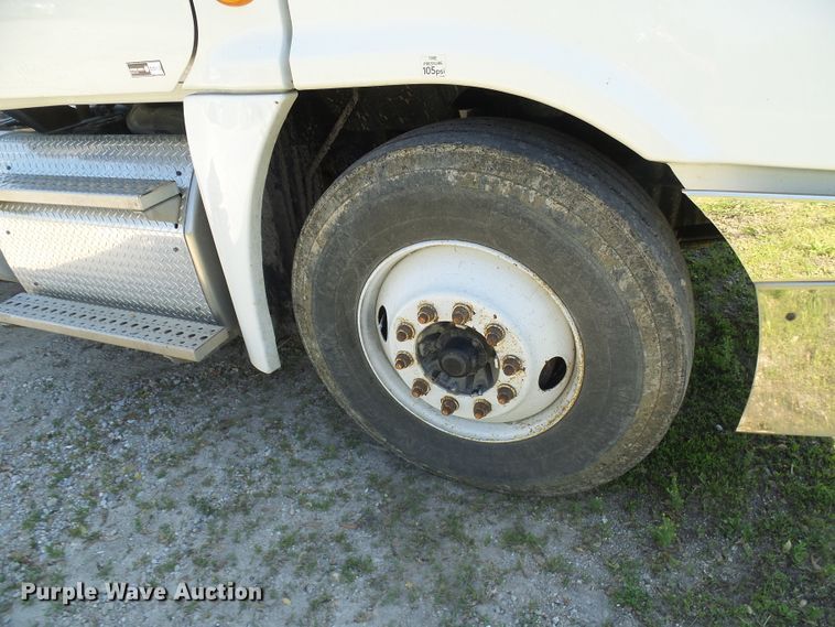 image for item DM2996 2012 Freightliner Cascadia 125  semi truck