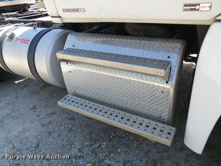 image for item DM2996 2012 Freightliner Cascadia 125  semi truck