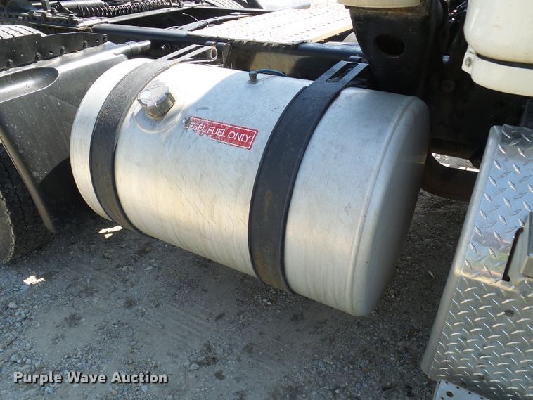 image for item DM2996 2012 Freightliner Cascadia 125  semi truck