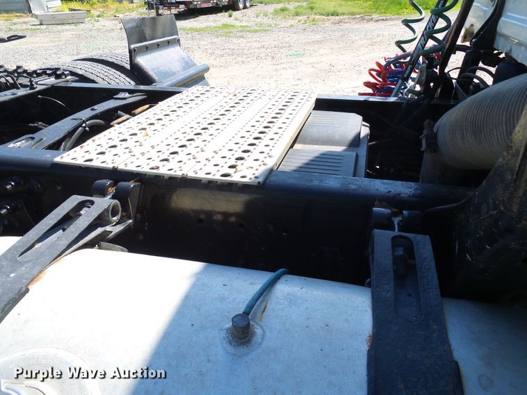 image for item DM2996 2012 Freightliner Cascadia 125  semi truck