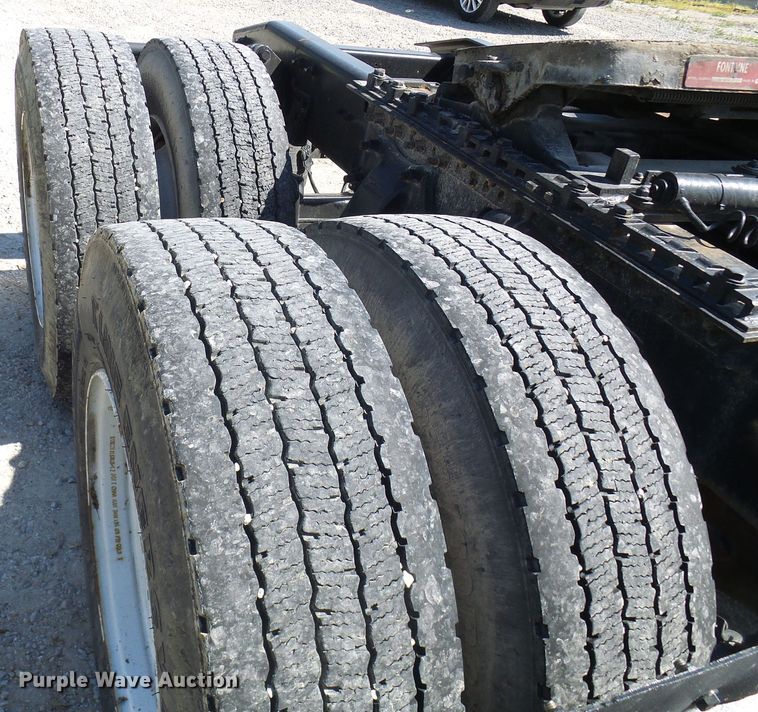 image for item DM2996 2012 Freightliner Cascadia 125  semi truck