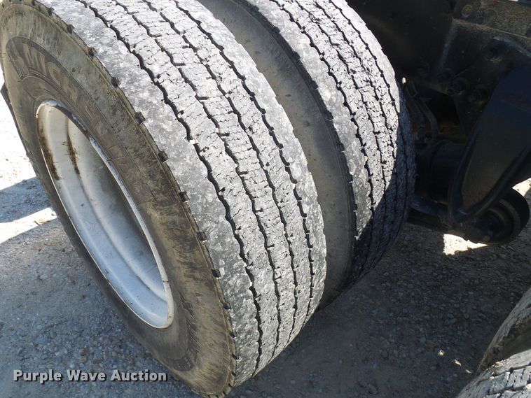 image for item DM2996 2012 Freightliner Cascadia 125  semi truck