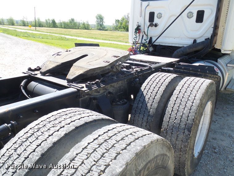 image for item DM2996 2012 Freightliner Cascadia 125  semi truck