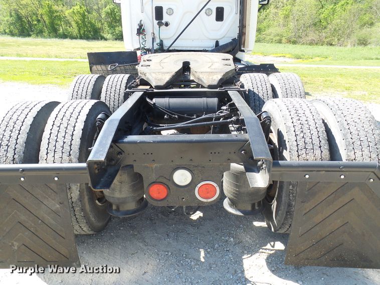 image for item DM2996 2012 Freightliner Cascadia 125  semi truck