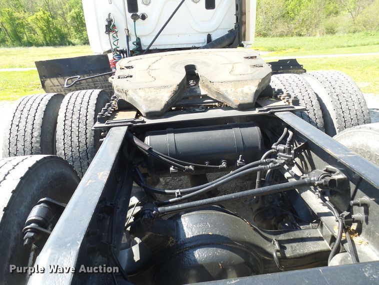 image for item DM2996 2012 Freightliner Cascadia 125  semi truck