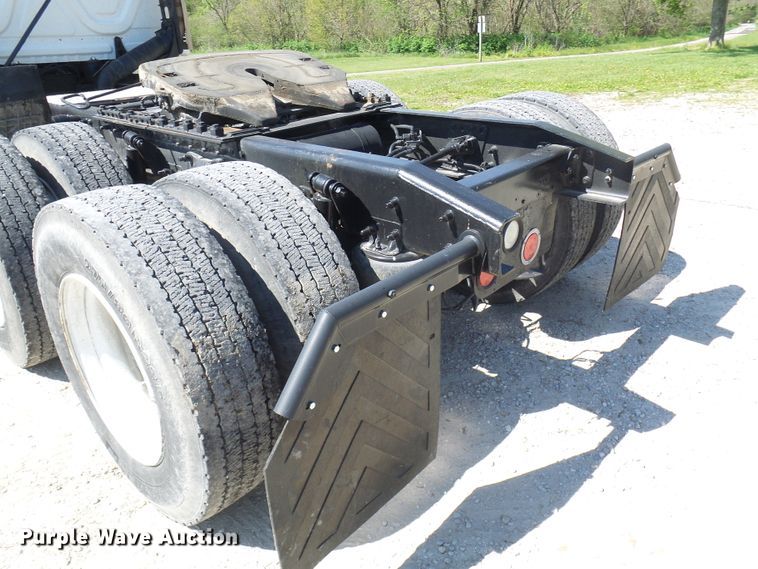 image for item DM2996 2012 Freightliner Cascadia 125  semi truck