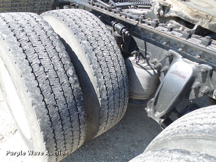 image for item DM2996 2012 Freightliner Cascadia 125  semi truck