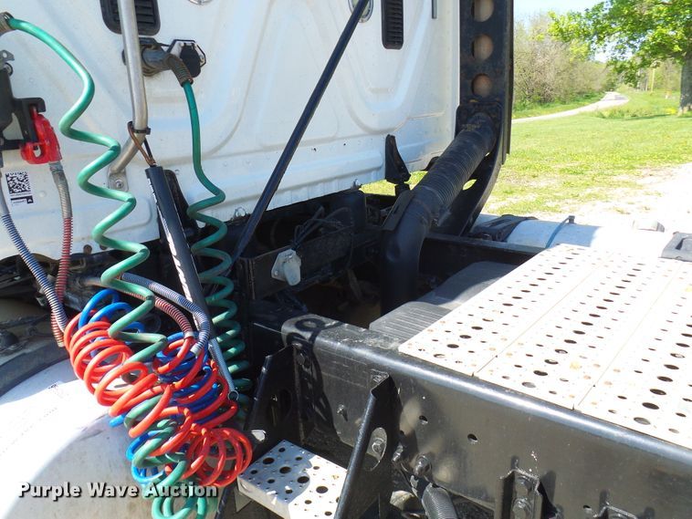 image for item DM2996 2012 Freightliner Cascadia 125  semi truck