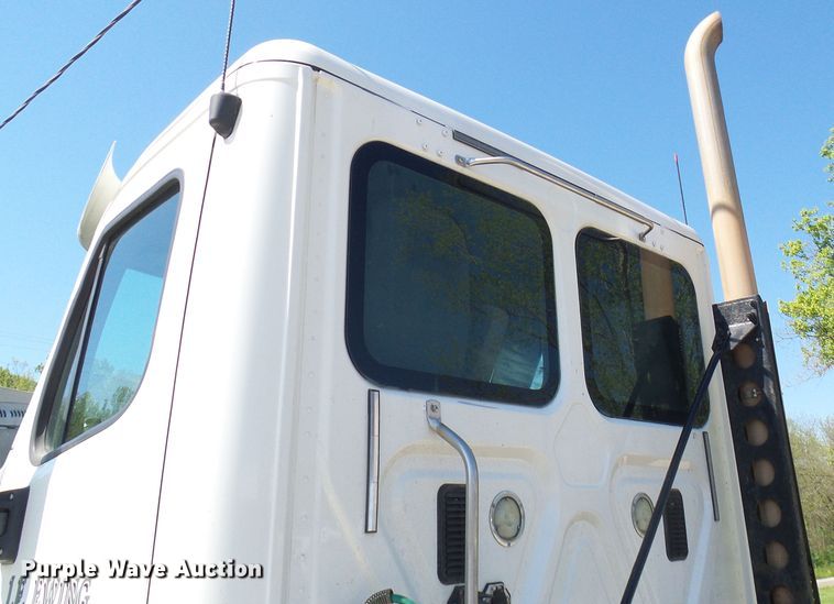 image for item DM2996 2012 Freightliner Cascadia 125  semi truck