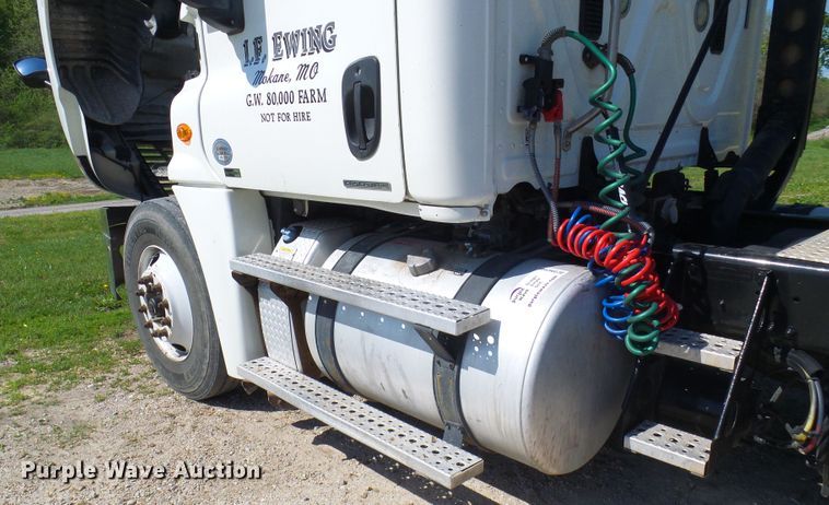 image for item DM2996 2012 Freightliner Cascadia 125  semi truck