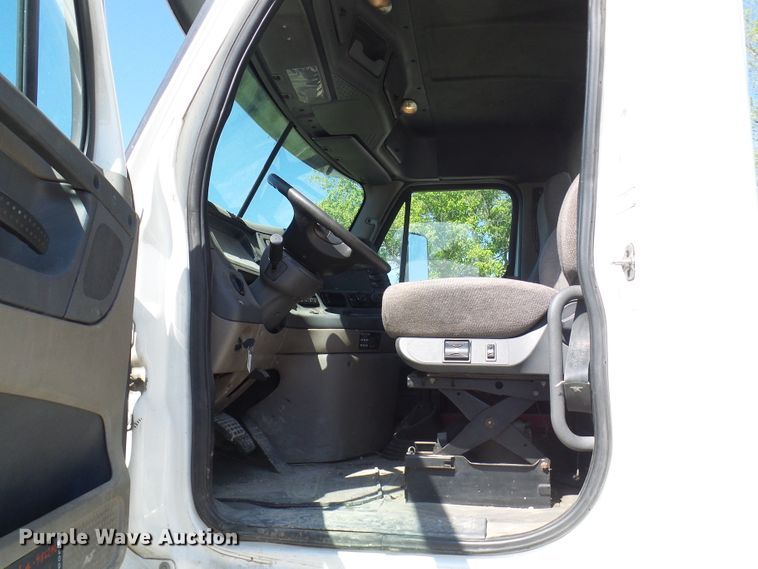 image for item DM2996 2012 Freightliner Cascadia 125  semi truck