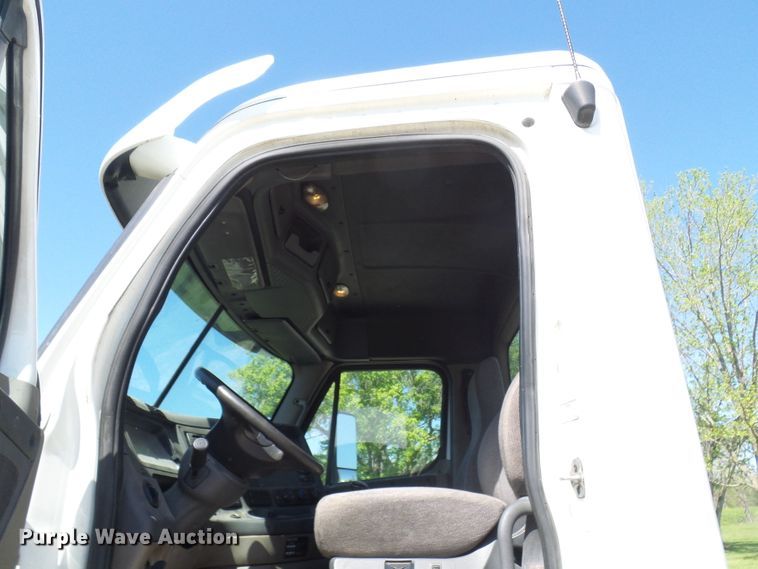 image for item DM2996 2012 Freightliner Cascadia 125  semi truck