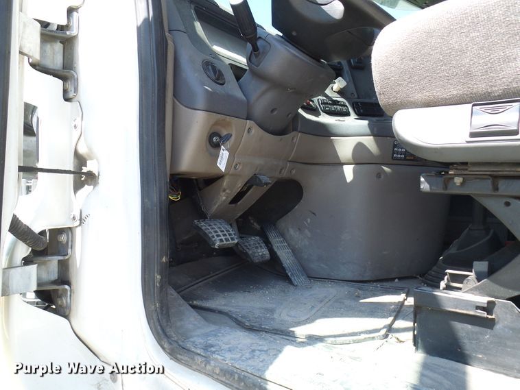 image for item DM2996 2012 Freightliner Cascadia 125  semi truck