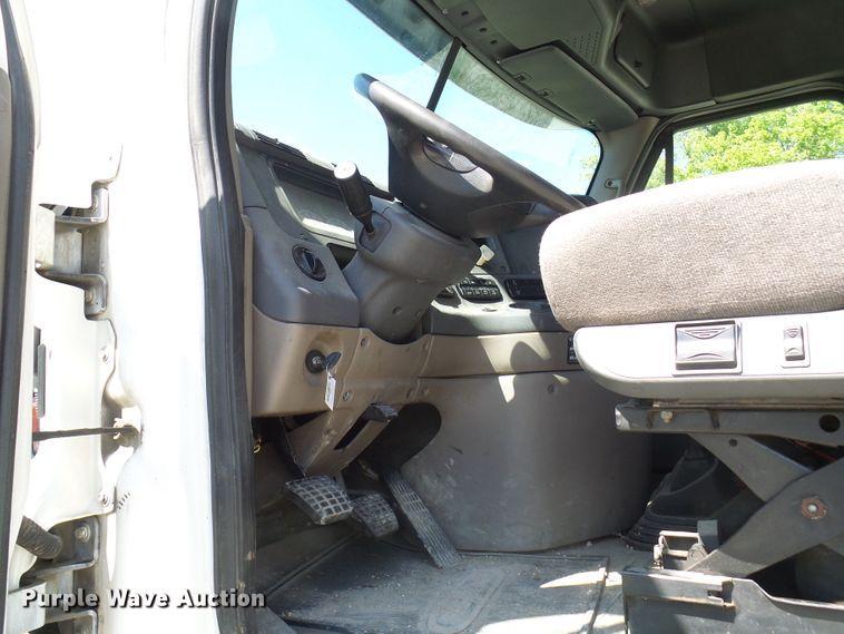 image for item DM2996 2012 Freightliner Cascadia 125  semi truck