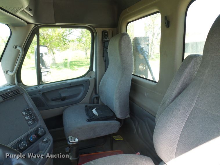 image for item DM2996 2012 Freightliner Cascadia 125  semi truck