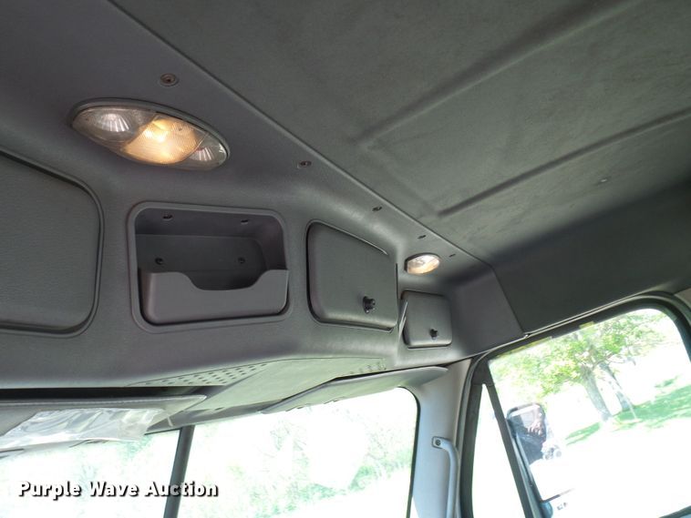 image for item DM2996 2012 Freightliner Cascadia 125  semi truck