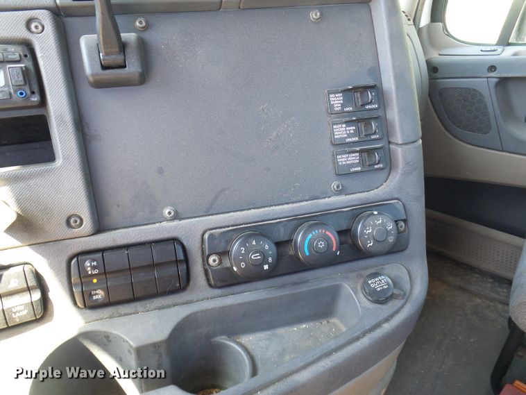 image for item DM2996 2012 Freightliner Cascadia 125  semi truck