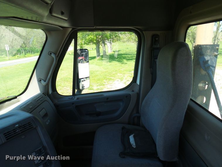 image for item DM2996 2012 Freightliner Cascadia 125  semi truck