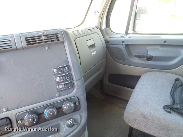 image for item DM2996 2012 Freightliner Cascadia 125  semi truck