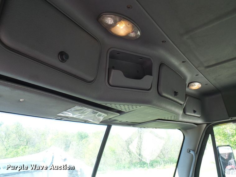 image for item DM2996 2012 Freightliner Cascadia 125  semi truck