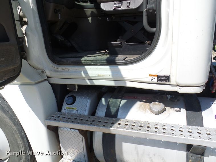 image for item DM2996 2012 Freightliner Cascadia 125  semi truck