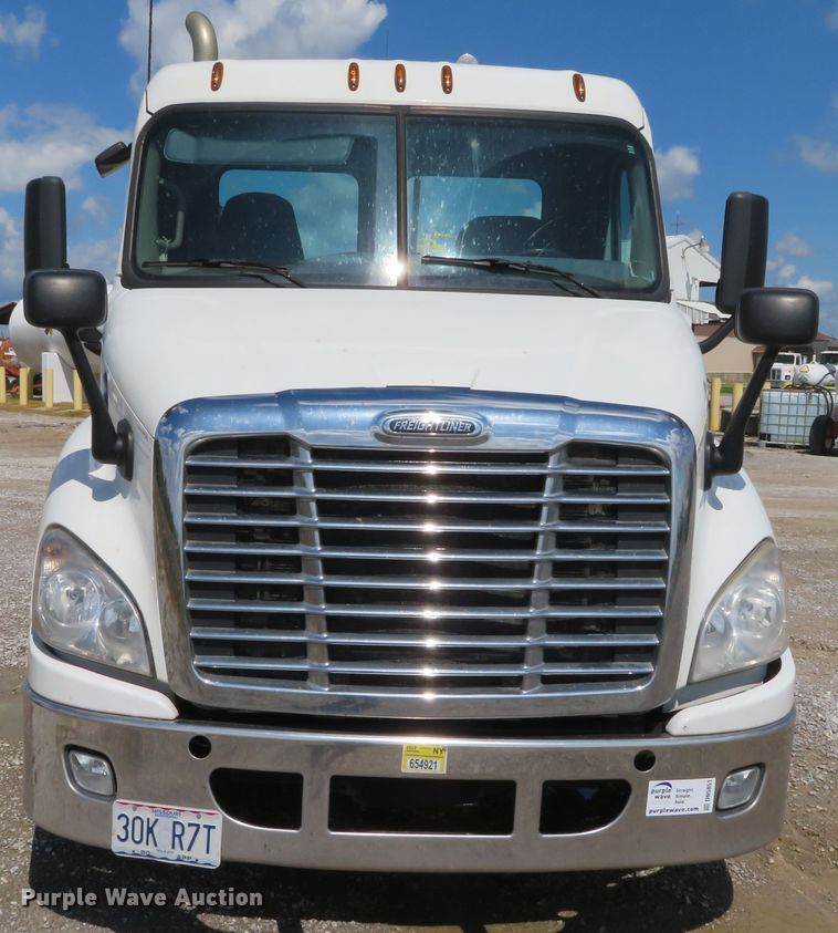 image for item DN5851 2014 Freightliner Cascadia  semi truck