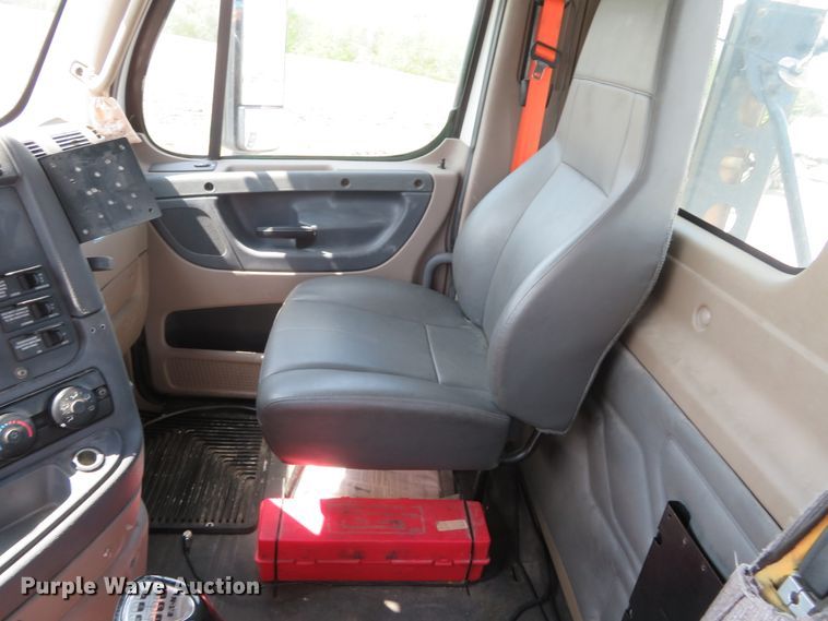 image for item DN5851 2014 Freightliner Cascadia  semi truck