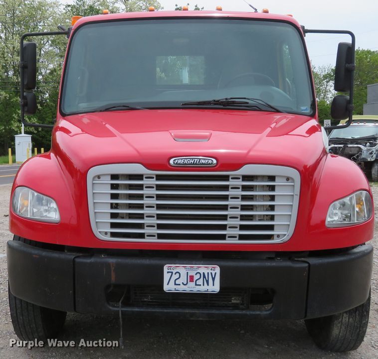 image for item FP9276 2005 Freightliner Business Class M2  flatbed truck
