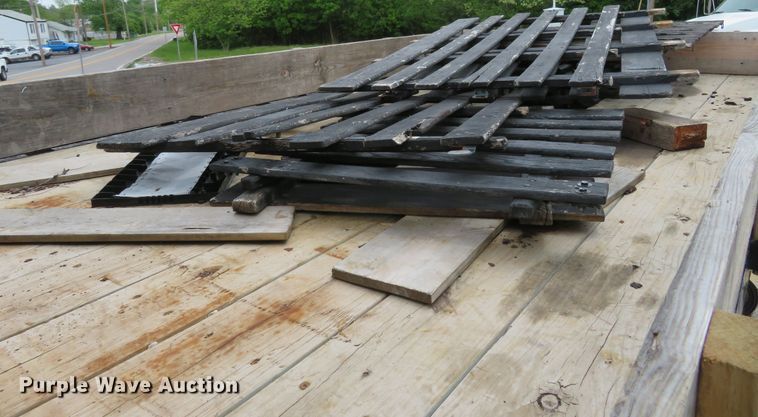 image for item FP9276 2005 Freightliner Business Class M2  flatbed truck