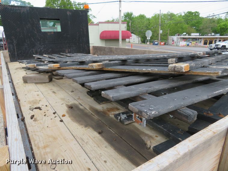 image for item FP9276 2005 Freightliner Business Class M2  flatbed truck