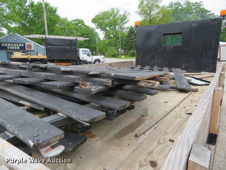 image for item FP9276 2005 Freightliner Business Class M2  flatbed truck