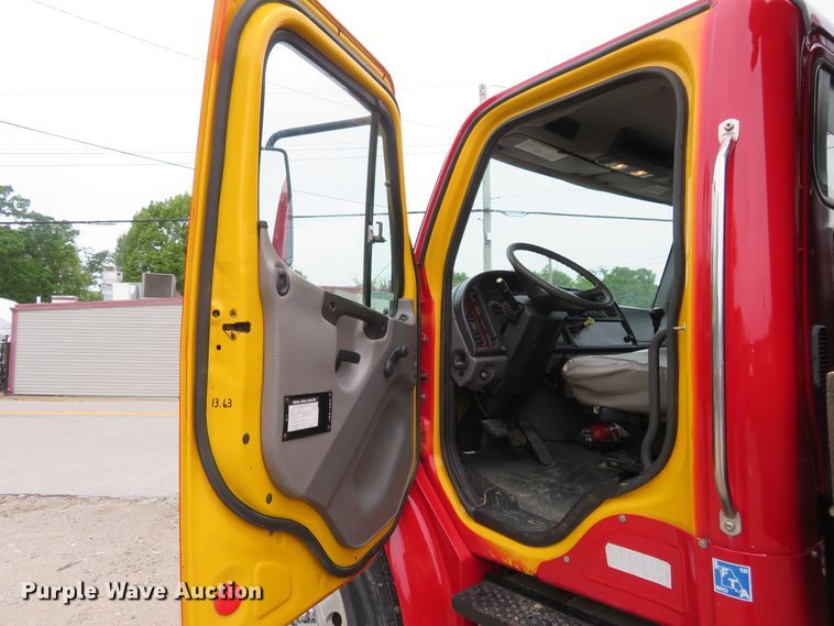 image for item FP9276 2005 Freightliner Business Class M2  flatbed truck