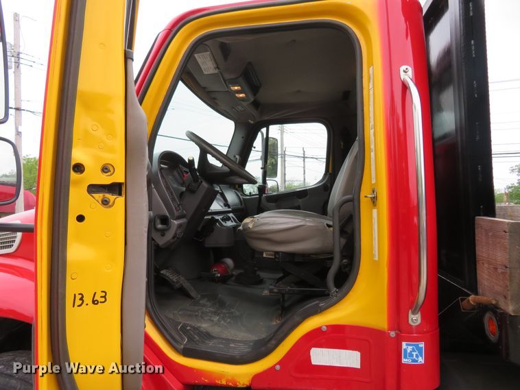 image for item FP9276 2005 Freightliner Business Class M2  flatbed truck