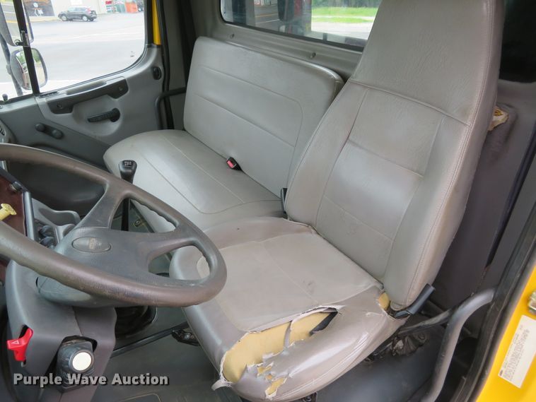 image for item FP9276 2005 Freightliner Business Class M2  flatbed truck