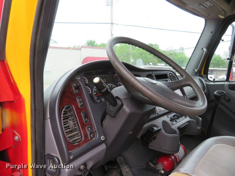 image for item FP9276 2005 Freightliner Business Class M2  flatbed truck