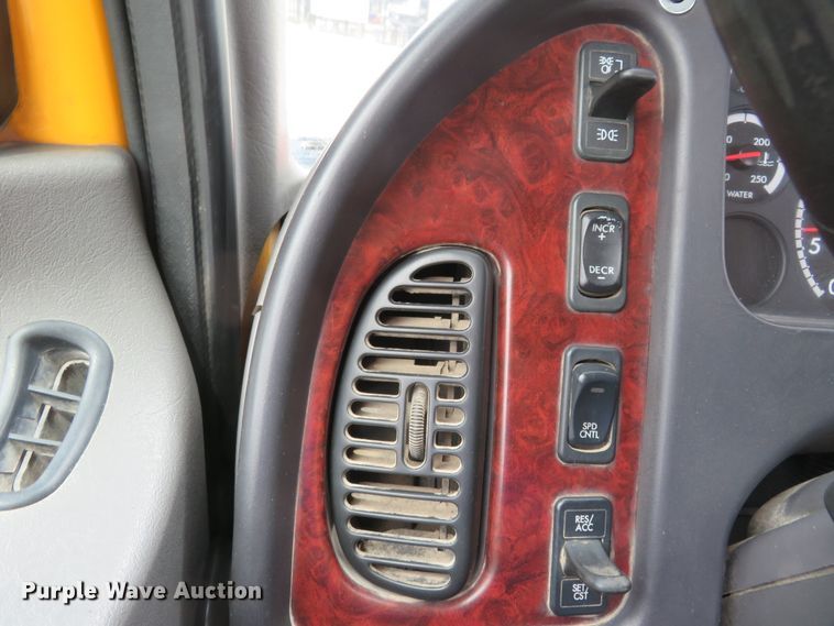 image for item FP9276 2005 Freightliner Business Class M2  flatbed truck