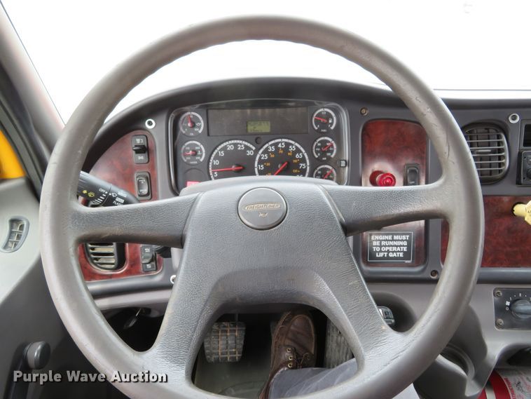 image for item FP9276 2005 Freightliner Business Class M2  flatbed truck