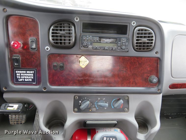 image for item FP9276 2005 Freightliner Business Class M2  flatbed truck