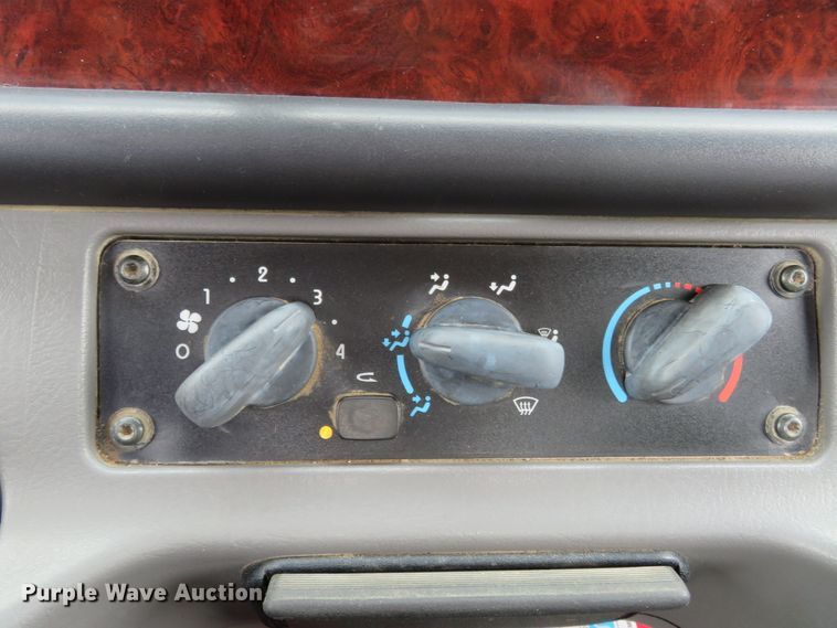 image for item FP9276 2005 Freightliner Business Class M2  flatbed truck