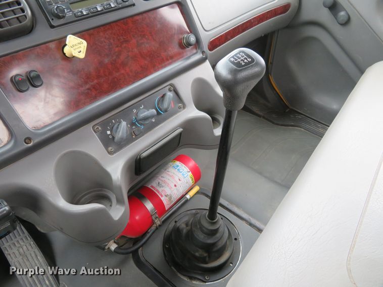 image for item FP9276 2005 Freightliner Business Class M2  flatbed truck