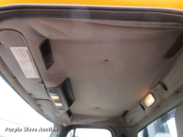 image for item FP9276 2005 Freightliner Business Class M2  flatbed truck