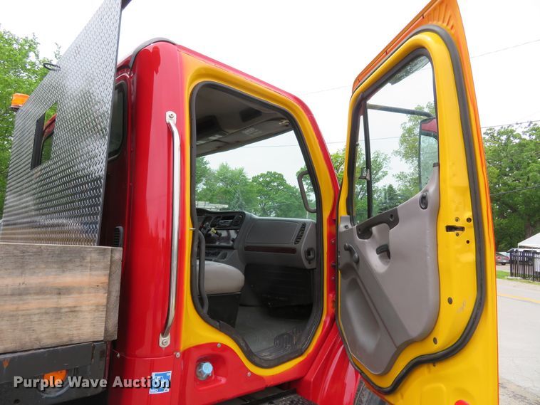 image for item FP9276 2005 Freightliner Business Class M2  flatbed truck