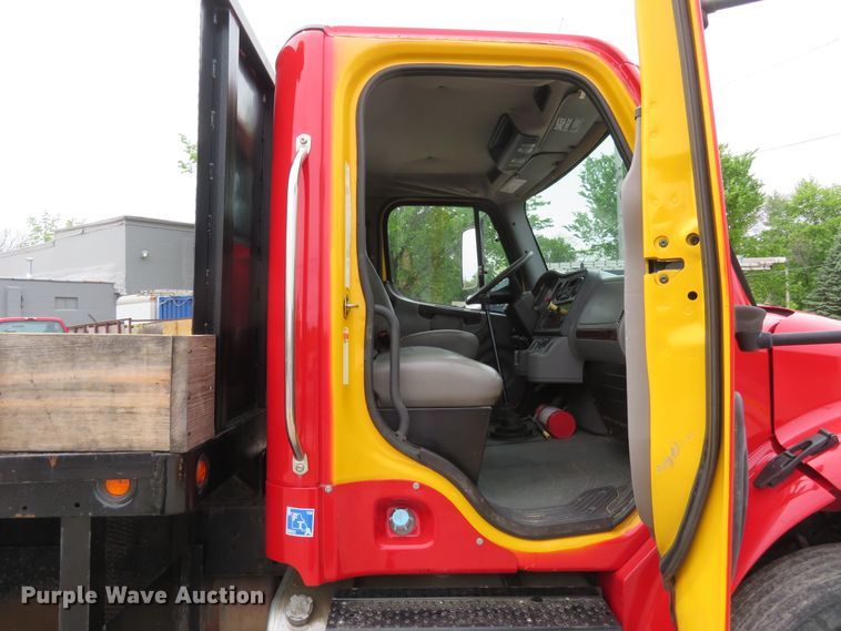 image for item FP9276 2005 Freightliner Business Class M2  flatbed truck