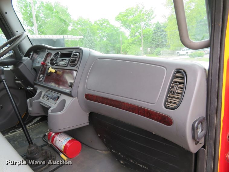 image for item FP9276 2005 Freightliner Business Class M2  flatbed truck